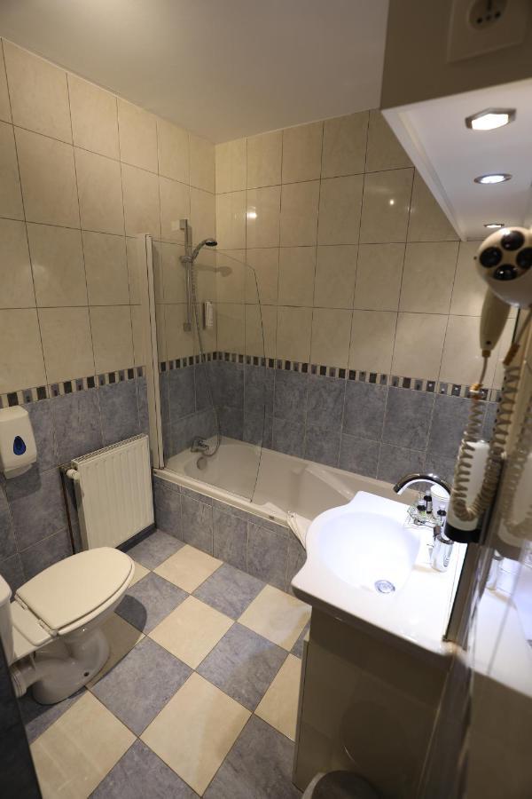 Logis Le Bourguignon Hotel Bèze Kültér fotó